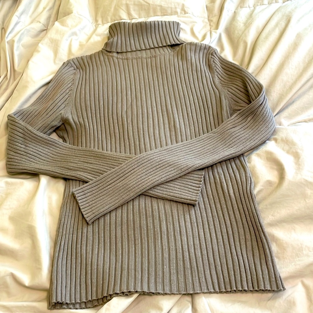 Women’s Merona turtleneck sweater in taupe.
Size M